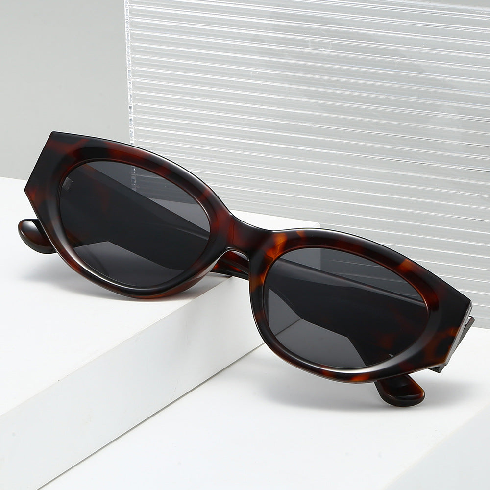 Dame Cat-Eye solbrille med moderne, transparent ramme og UV-beskyttelse Skanto