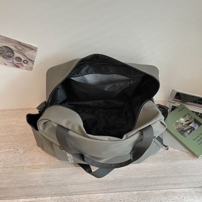 Reise- Og sportbag med vannavvisende materiale og mange lommer Skanto