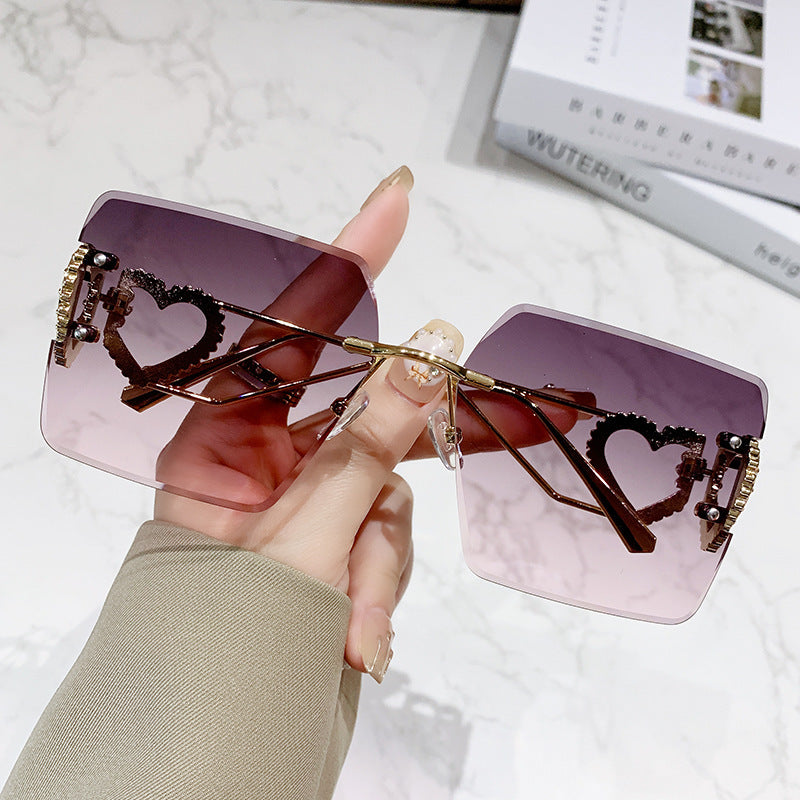 Dame moteriktig solbrille med trendy hjerte-design Skanto
