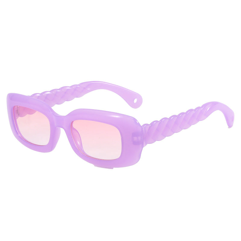Dame moteriktig firkantet solbrille med unikt vridd stangdesign Skanto