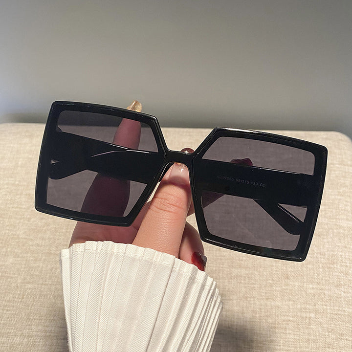 Dame kvadratisk solbrille med robust ramme og stillegant design Skanto