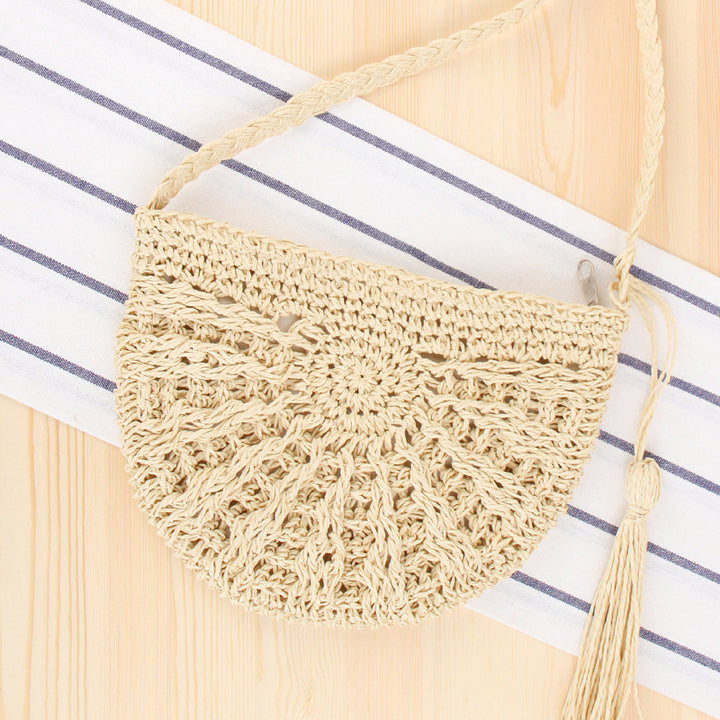 Macrame shoulder bag in a crescent moon design Skanto