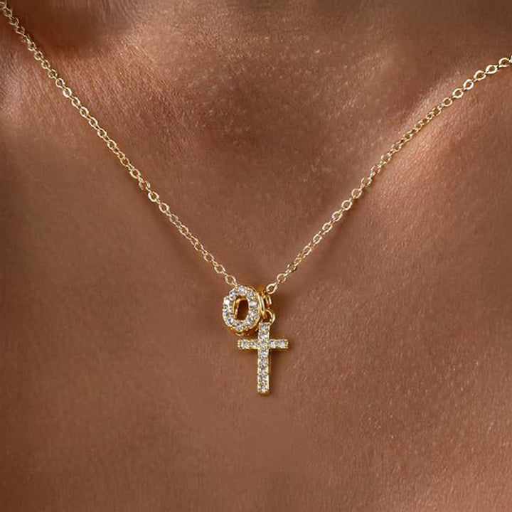 Skanto | Liten Diamant Initial & Kors Smykke