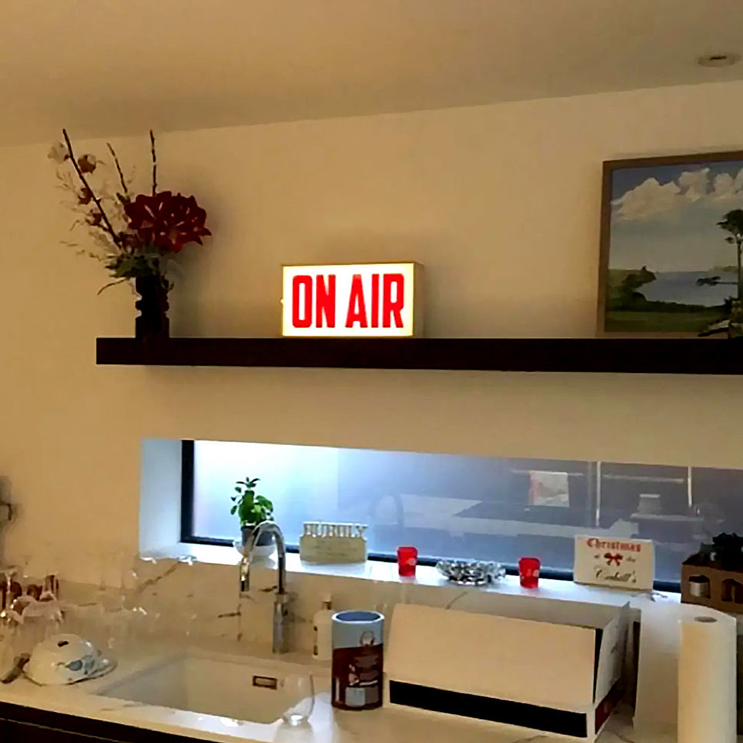 Skanto | On Air Skilt Retro Lysboks Bordlampe
