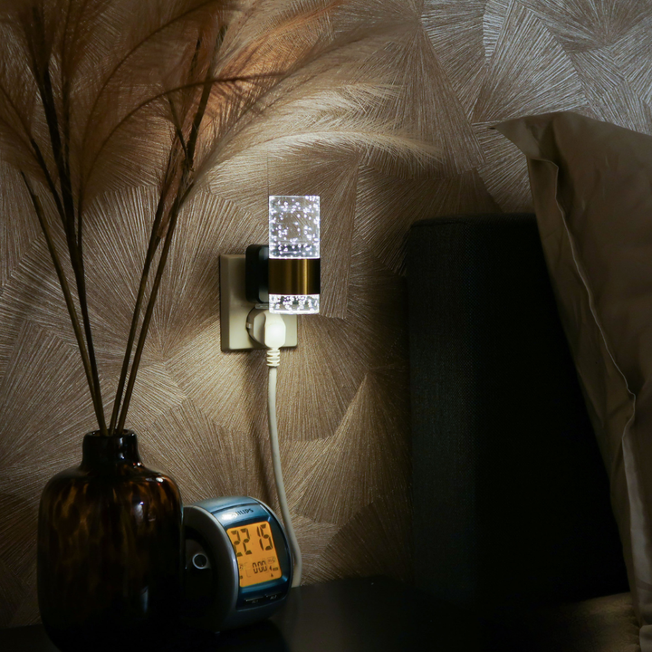 Skanto | LumiKristall Plugg-i Vegglampe med Lyssensor