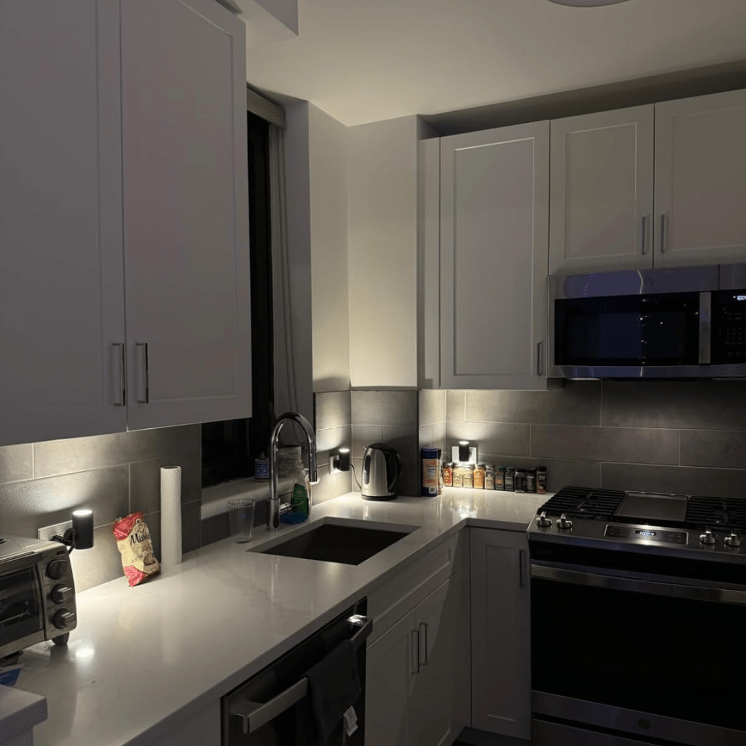 Skanto | Alova LED Plug-In Vegglampe – Dimmbar Sensorlampe for Gang, Trapper & Soverom