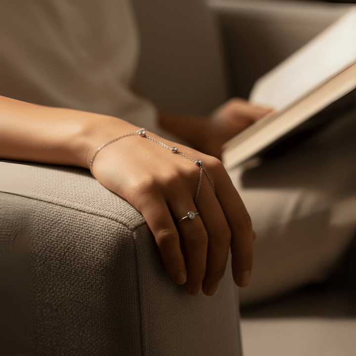 Skanto | Justerbar finger ringarmbånd laget av rustfritt stål med krystaller