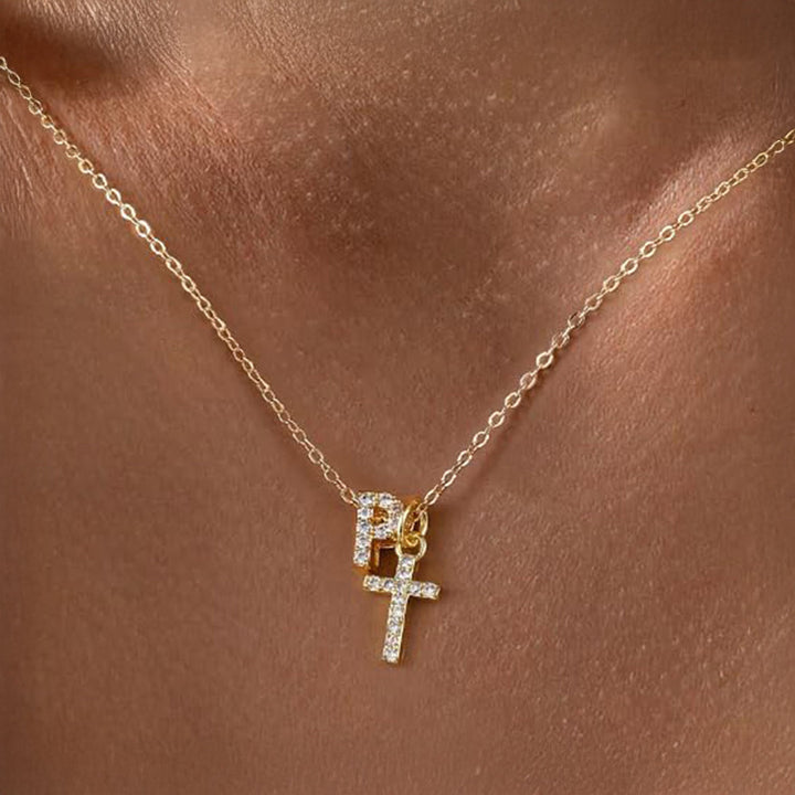 Skanto | Liten Diamant Initial & Kors Smykke