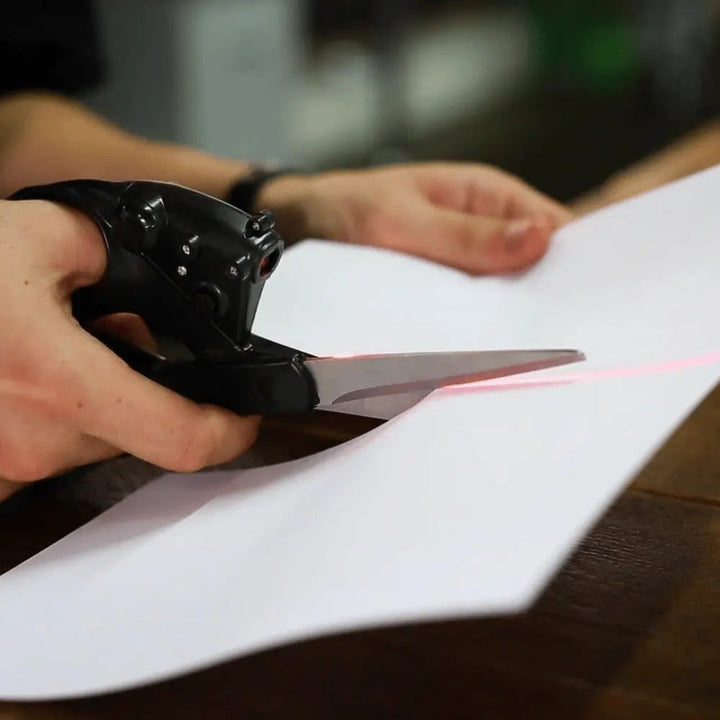 Profesjonell laserstyrt saks – presisjonssaks for stoff, papir og papp