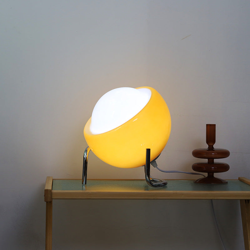 Skanto | Stilig retro bordlampe som kombinerer Bauhaus-estetikk og middelaldersk design