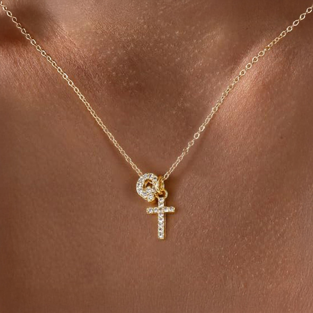 Skanto | Liten Diamant Initial & Kors Smykke