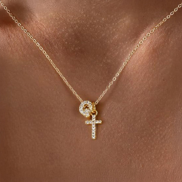 Skanto | Liten Diamant Initial & Kors Smykke