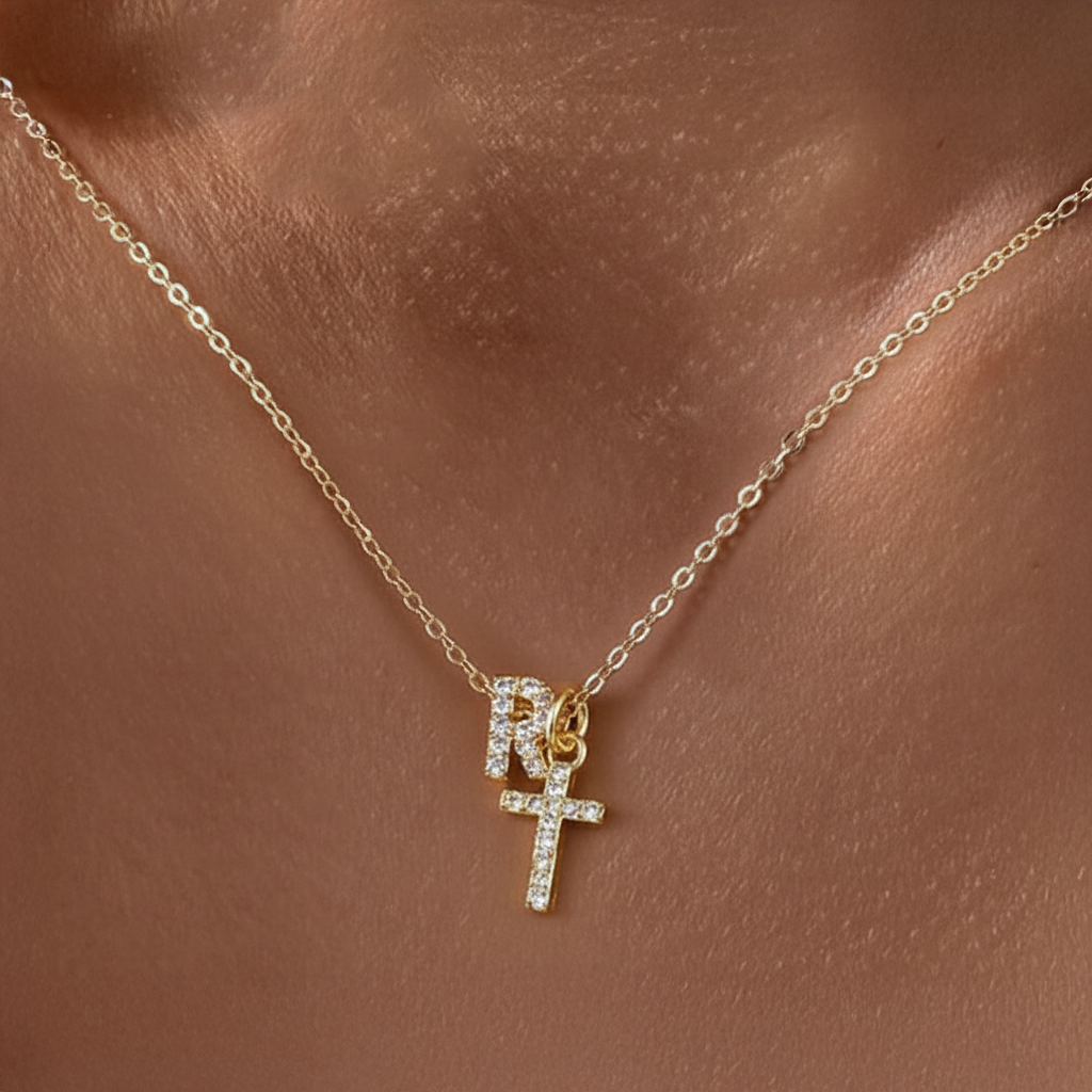 Skanto | Liten Diamant Initial & Kors Smykke