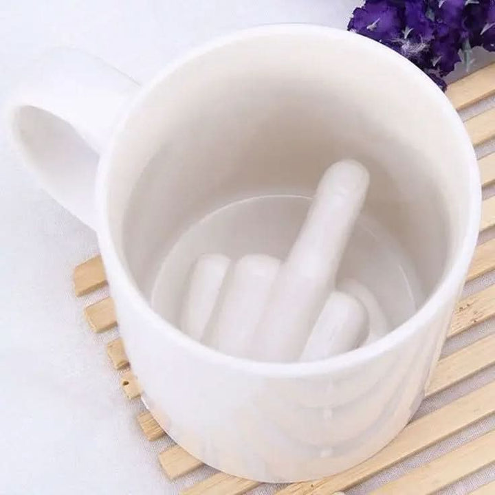 Skanto | Morsom keramikkopp med skjult finger design
