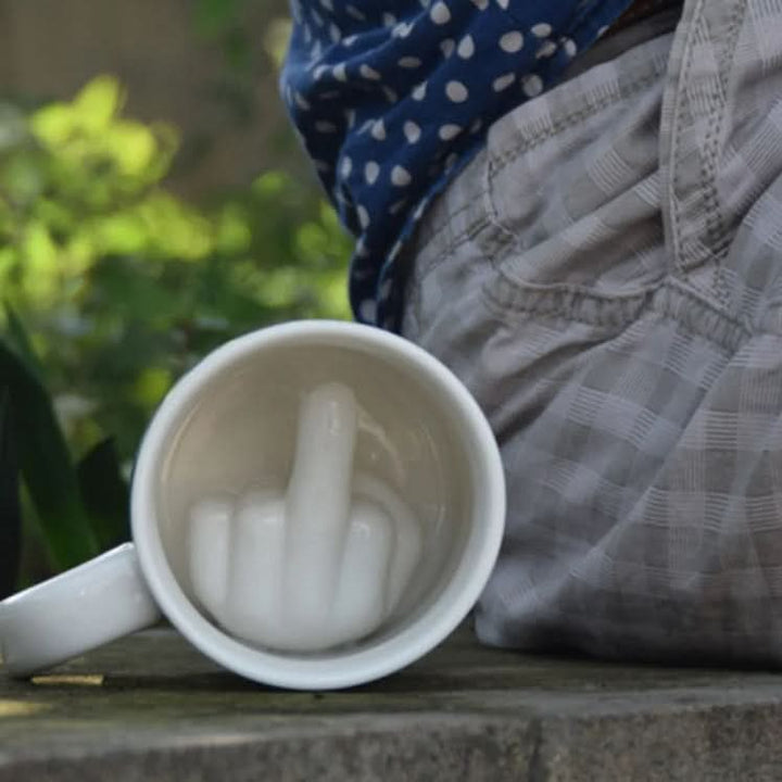 Skanto | Morsom keramikkopp med skjult finger design