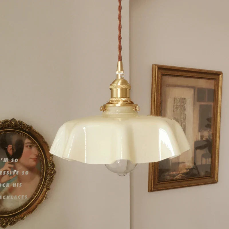 Messing pendellampe i fransk design – Elegant taklampe til stue | Skanto