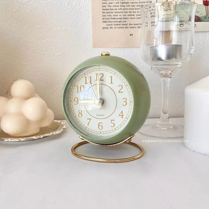 Gullakzent-Vekker i retro vintage stil