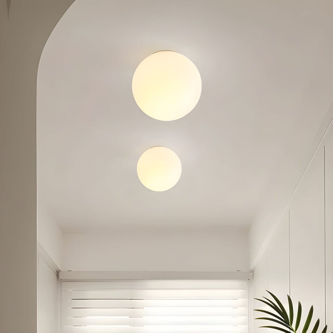GlasAura Vegglampe med Matt Glasskule og Metallbase | Skanto