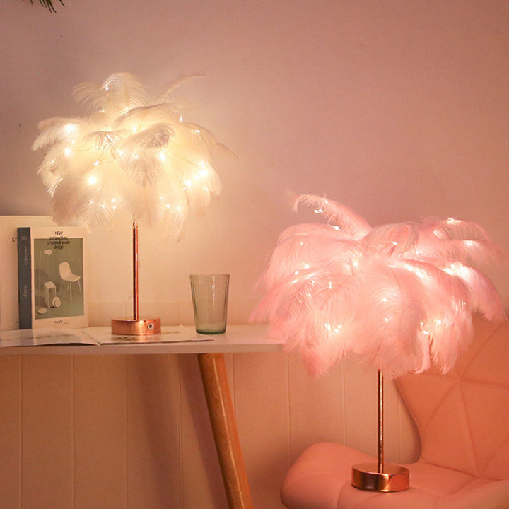 Ostrich Night Light | Eccentrisk Lampe med Fjær og Rose Gull Base | Skanto