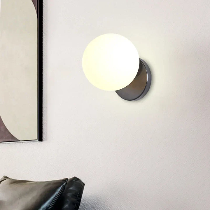LuxeGlow - Stilfullt Gull Vegglampe med Glassball Skanto