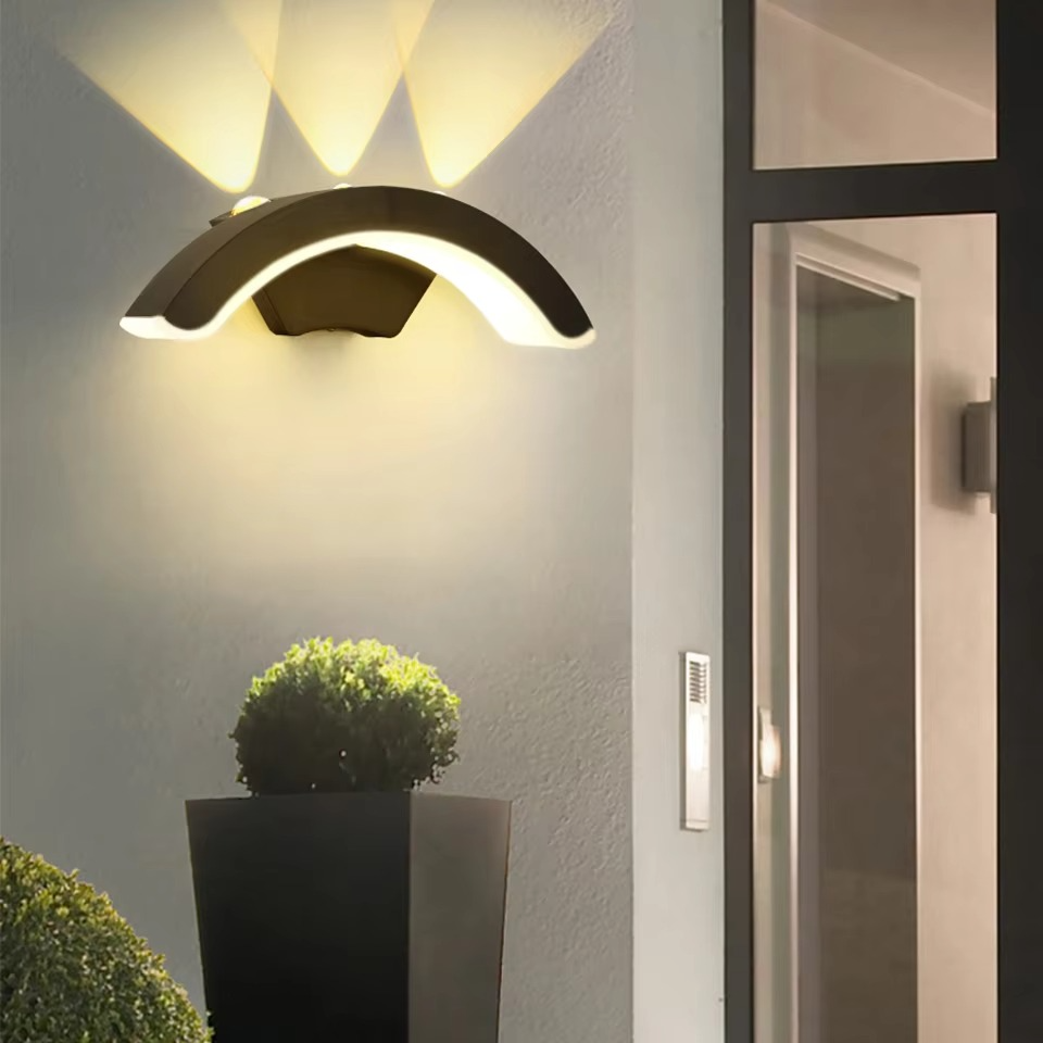Skanto | Elegant 10W Vanntett LED Utendørs Vegglampe for Hage og Balkong - Dobbelt Spenning