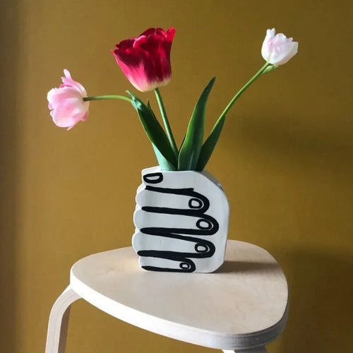 Hånd med blomster vase | Skanto