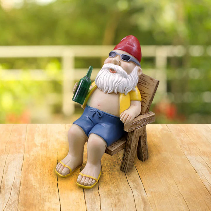 Skanto | Solbading Nisse Statue laget av Harpiks med Lenestol for Hagedekorasjon