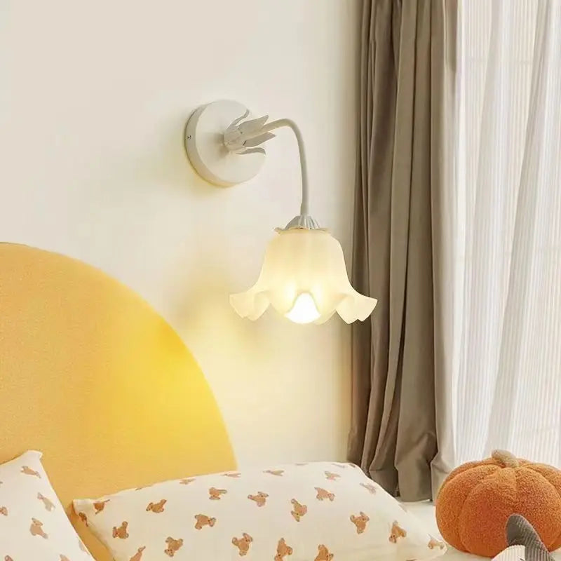 FrenchBloom - Elegant vegglampe med blomsterdesign Skanto