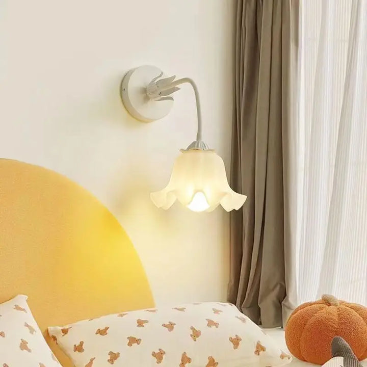 FrenchBloom - Elegant vegglampe med blomsterdesign Skanto