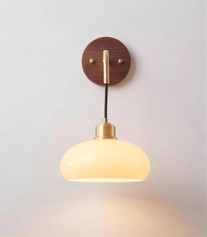 Skanto | WalnutEdge – Moderne Vegglampe i Valnøtt og Messing
