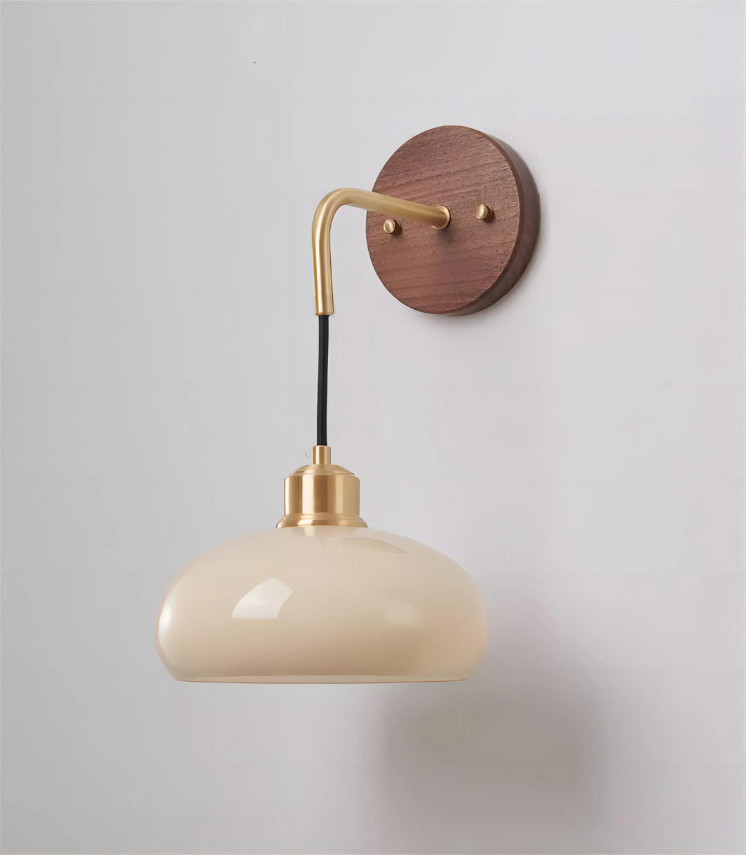Skanto | WalnutEdge – Moderne Vegglampe i Valnøtt og Messing