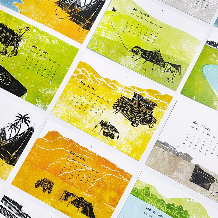 Skanto | Camping Tischkalender | Zeltstil mit Holzständer | 12-Monate-Set
