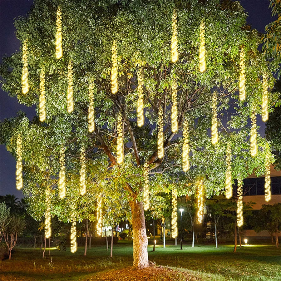 Skanto | GlowCascade | Funksjonell LED Girlander for Utendørs Dekor