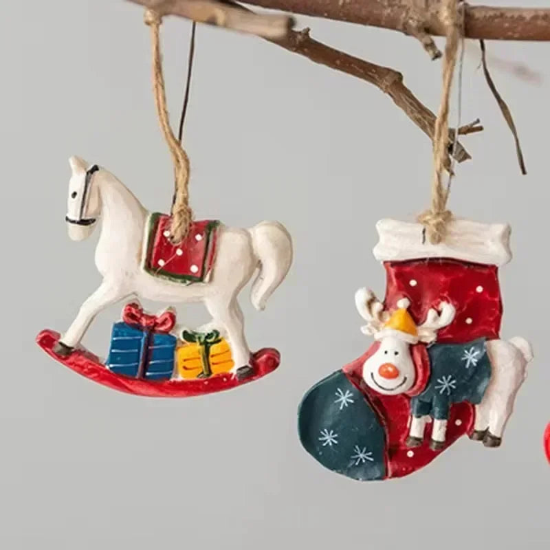 Klassisk juledekorasjon – Hengende julestrømper med elgdesign | Skanto