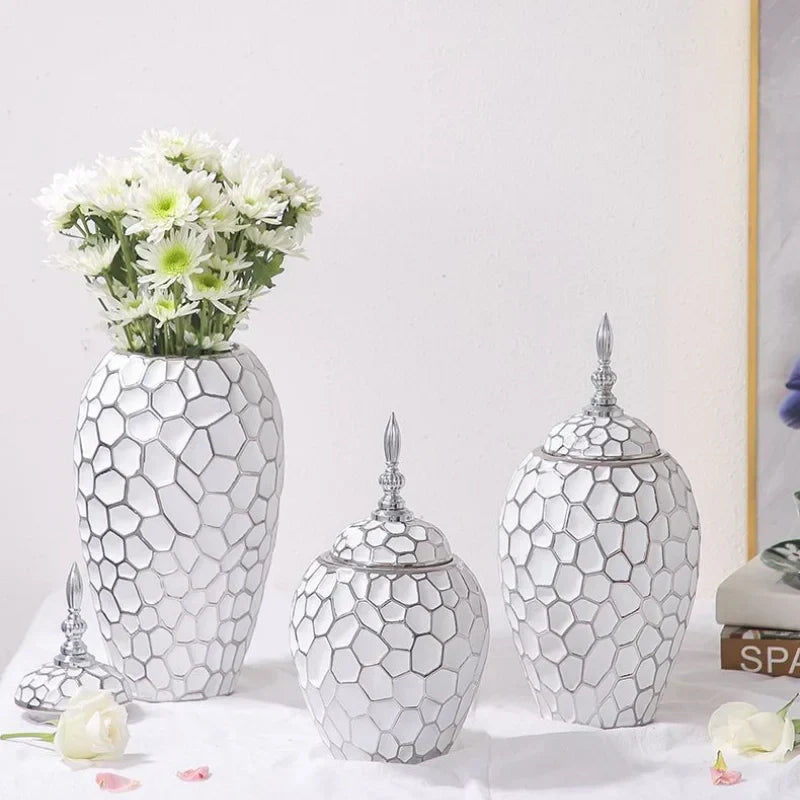 Skanto | Elegant keramikkvase med gyldne aksenter
