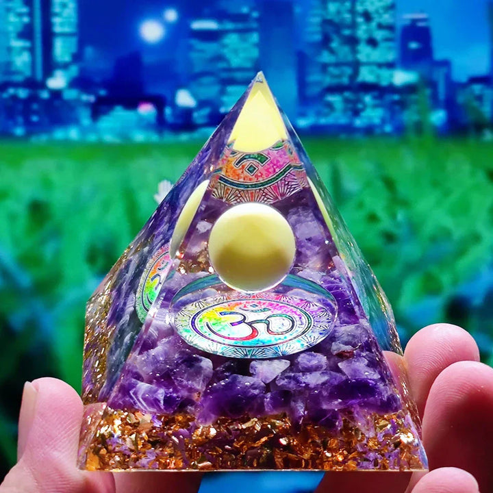 Orgonittpyramide med ametyst pendel – Energi, Beskyttelse og Dekorasjon | Skanto