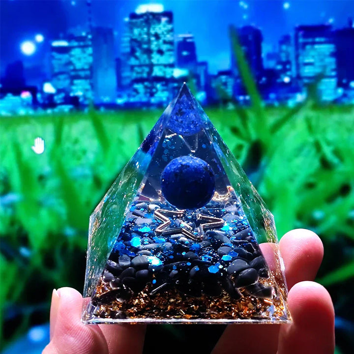 Orgonittpyramide med ametyst pendel – Energi, Beskyttelse og Dekorasjon | Skanto