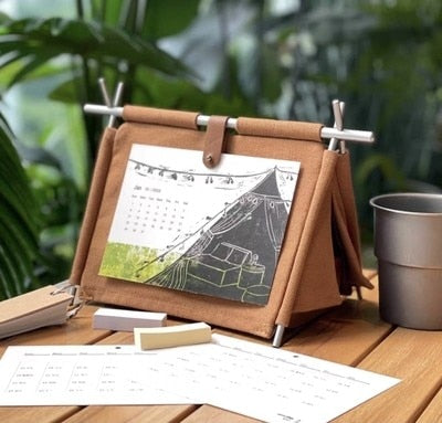 Skanto | Camping Tischkalender | Zeltstil mit Holzständer | 12-Monate-Set