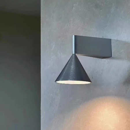 Skanto | Elegant nordisk konformet vegglampe for moderne interiører