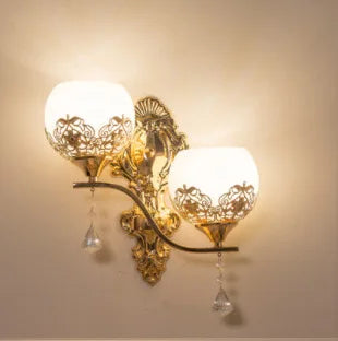CrystalLuxe – Gylden LED Vegglampe for Stemningsfull Belysning Skanto
