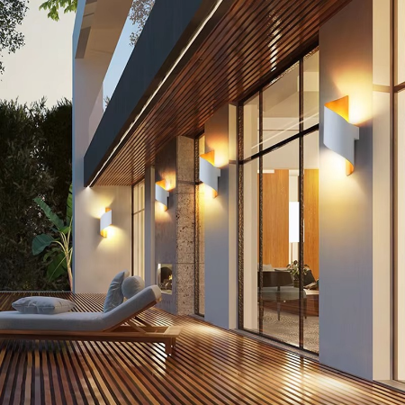 Elegante, i zwei Richtungen abstrahlende LED-Außenwandleuchte