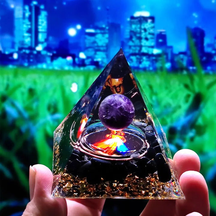 Orgonittpyramide med ametyst pendel – Energi, Beskyttelse og Dekorasjon | Skanto