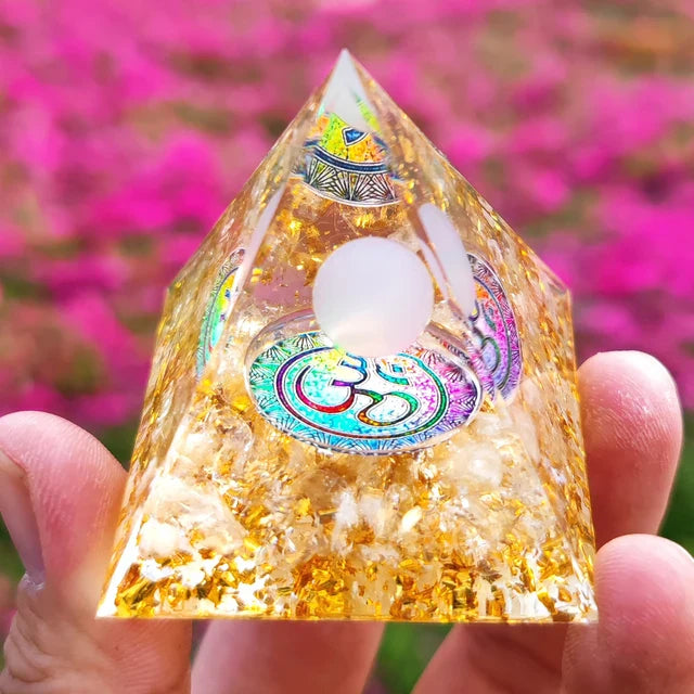 Skanto | Amethyst Peridot Orgone Pyramide - Energigenerator Krystall Reiki Chakra Orgonitt Meditasjonsverktøy