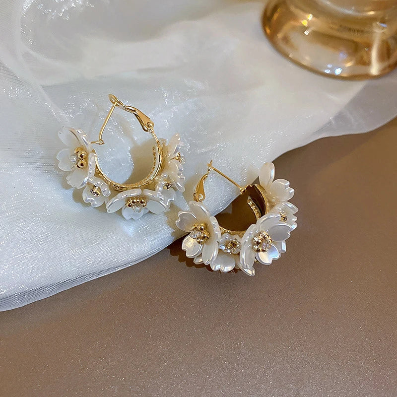 Skanto | Runde blomstermotiverte elegante øreringer