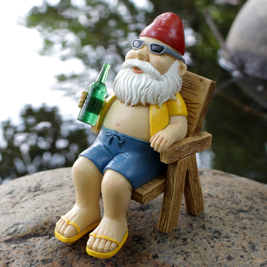 Skanto | Solbading Nisse Statue laget av Harpiks med Lenestol for Hagedekorasjon