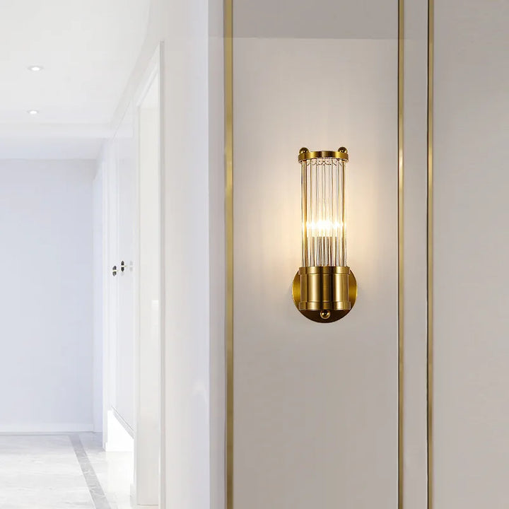 Skanto | BrilluxGlow – Stilig Krystall- og Messing Vegglampe