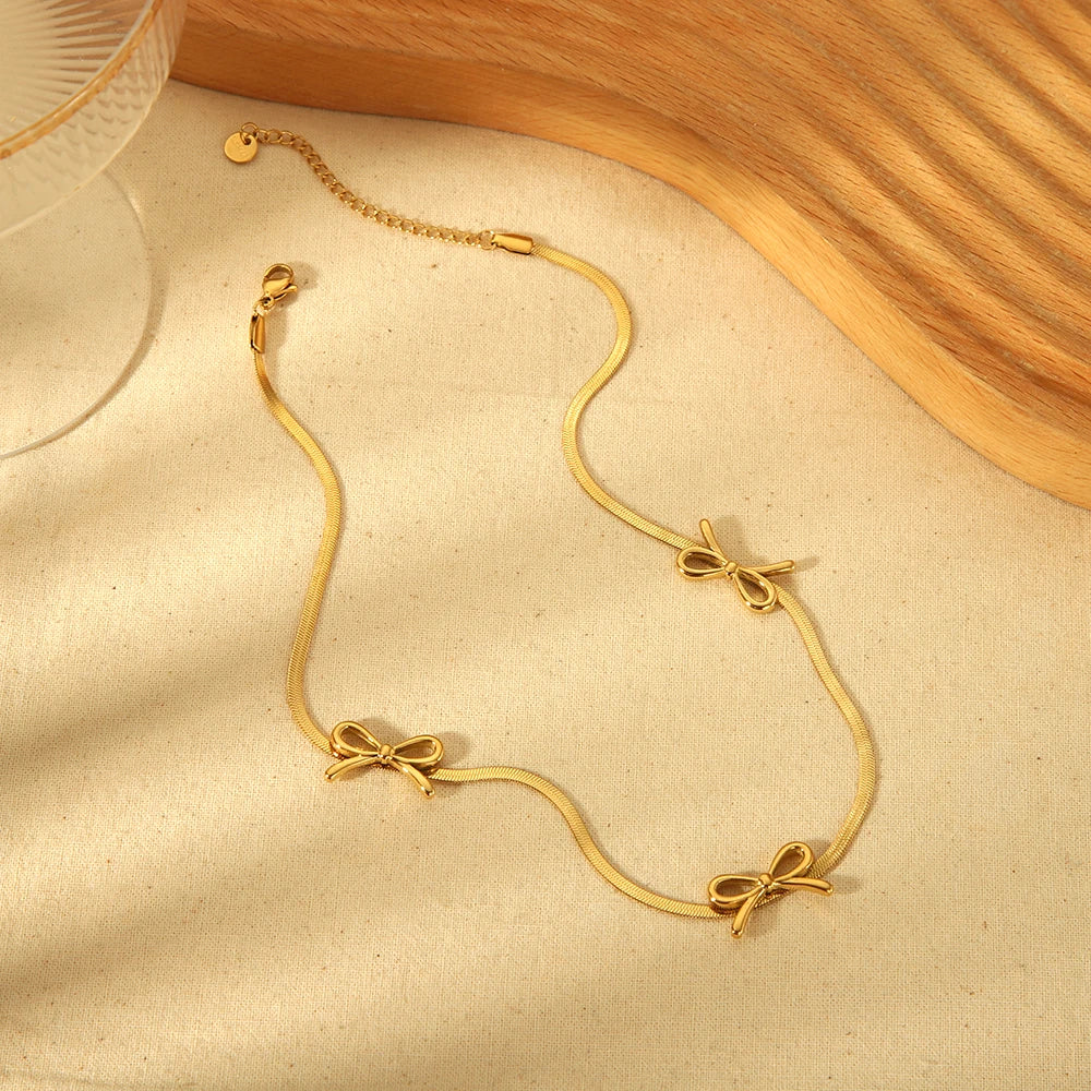 Skanto | 18k Feminine Bow Herringbone & Dainty Pearl Necklace