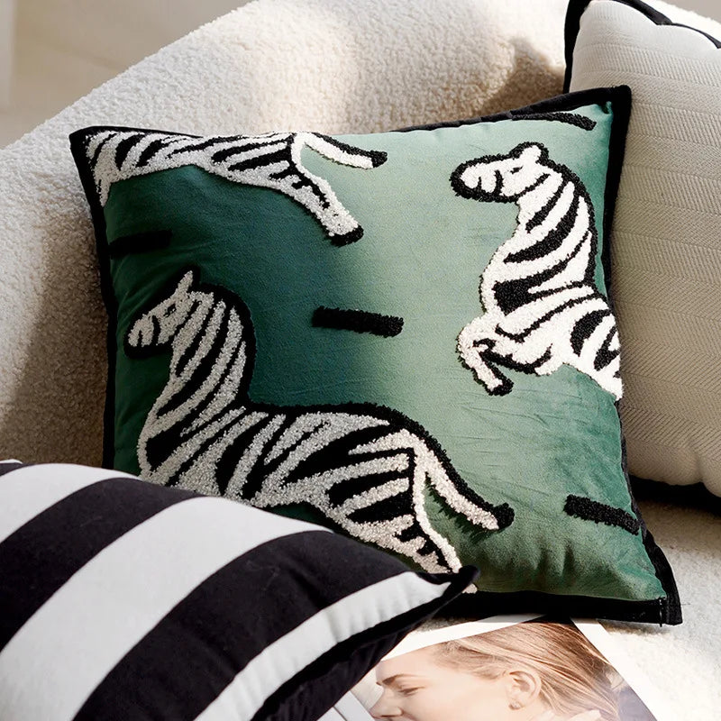 Skanto | Luksus brodert dekorativ pute med hesteprint for sofa og stue