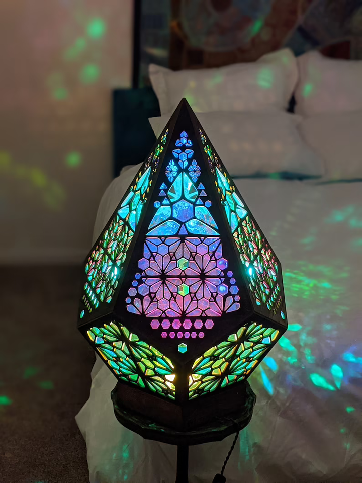 Farget Glass Stil LED Bordlampe - LumiAura | Skanto