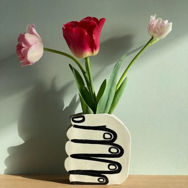Hånd med blomster vase | Skanto